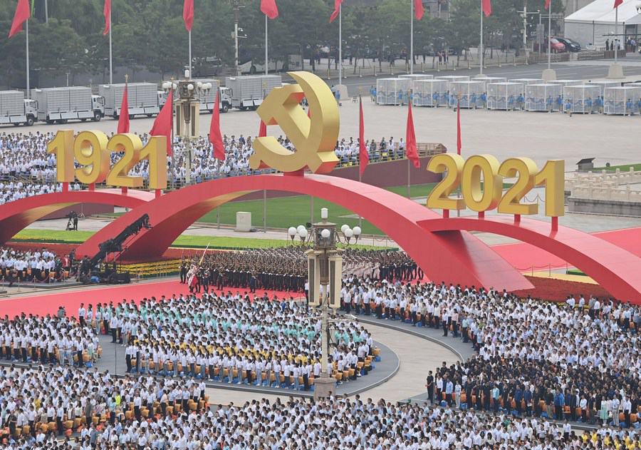 Una cerimonia in occasione del centenario del Partito Comunista Cinese tenutasi in piazza Tian'anmen a Beijing. (1° luglio 2021 - Xinhua/Li Xiang)