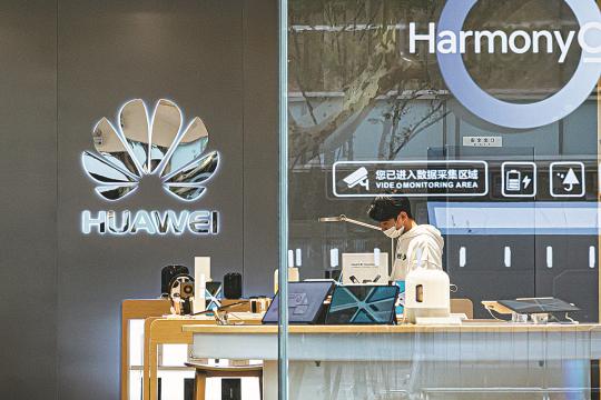 Un negozio Huawei a Shanghai. (China Daily/Fan Jianlei)