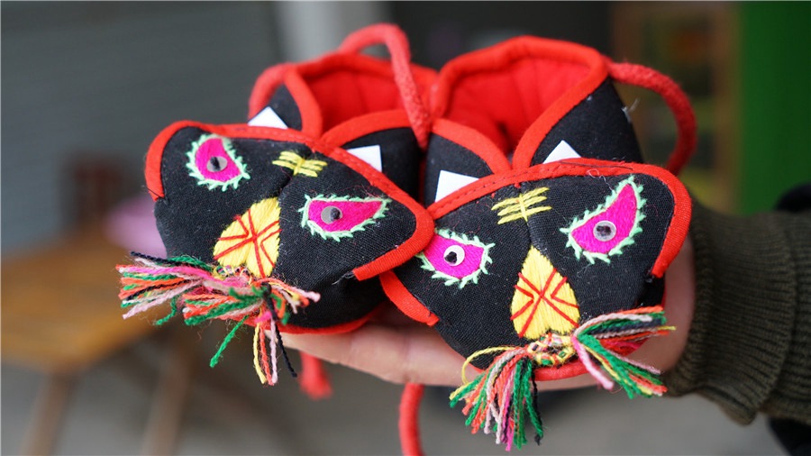 Adorabili scarpette a testa di tigre. (Quotidiano del Popolo Online/Tan Zhiyang)