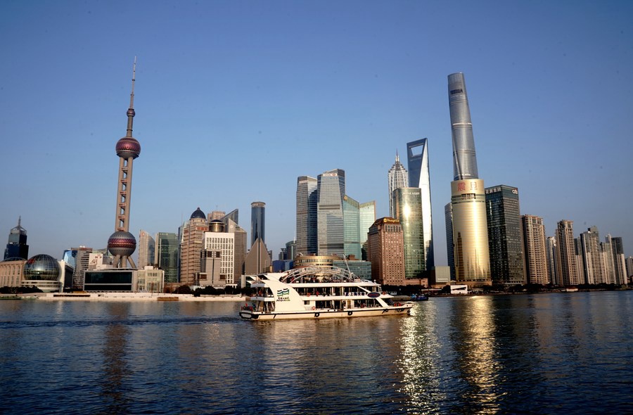 Vista del fiume Huangpu e del Bund durante le vacanze del capodanno lunare a Shanghai, nella Cina orientale. (14 febbraio 2021 - Xinhua/Zhang Jiansong)