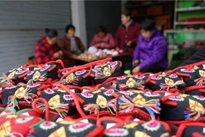 Hongpu, Anhui: scarpe tradizionali a forma di tigre in vista del Capodanno Cinese