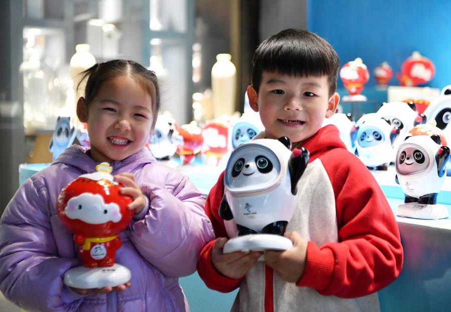Beijing 2022: mascotte cinesi, fatte di porcellana 