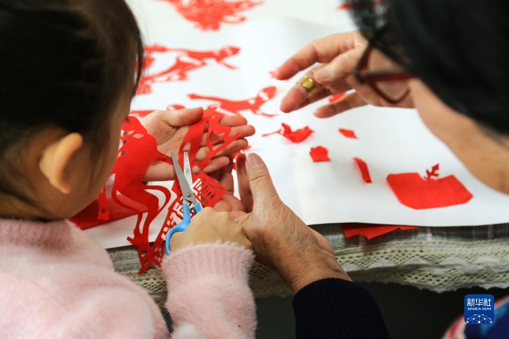 Shandong, i ragazzi fanno le carte tagliate per le Olimpiadi Invernali