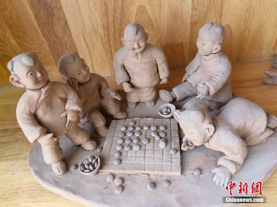 Gansu, entrata in scuola l'arte delle figurine d'argilla