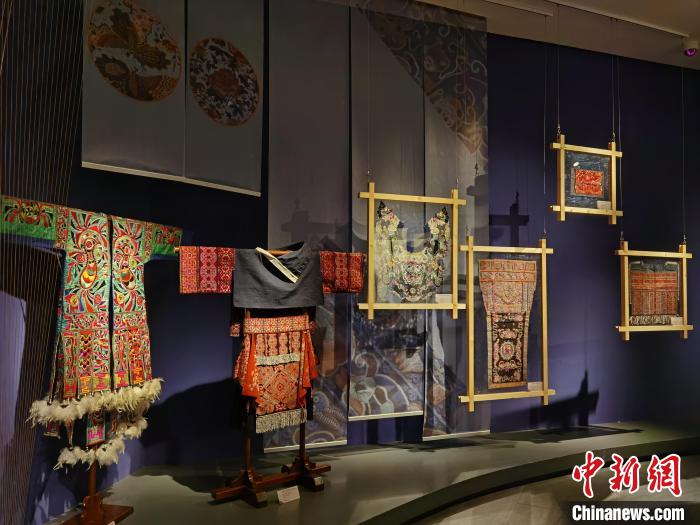 Museo del Guizhou: mostra di prodotti di seta e ricamo da paesi lungo la Via della Seta