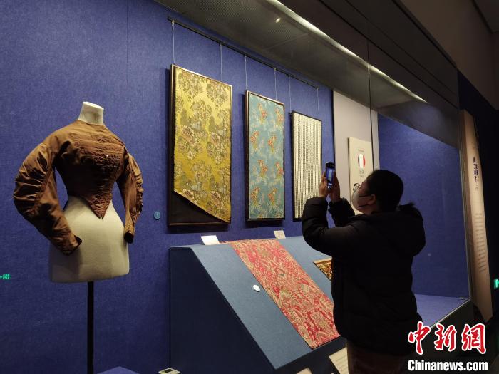 Museo del Guizhou: mostra di prodotti di seta e ricamo da paesi lungo la Via della Seta