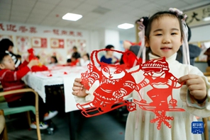 Shandong, i ragazzi fanno le carte tagliate per le Olimpiadi Invernali