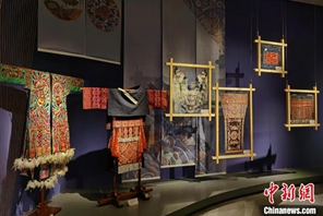 Museo del Guizhou: mostra di prodotti di seta e ricamo da paesi lungo la Via della Seta