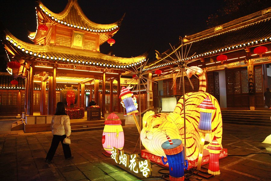 Nanjing, lanterne luminose accolgono il nuovo anno