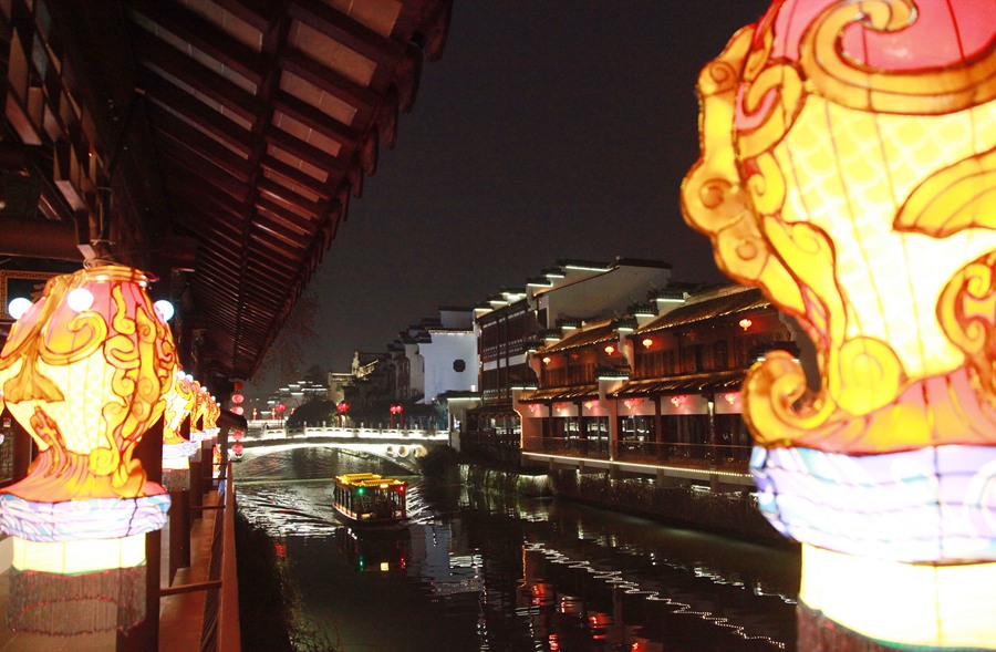Nanjing, lanterne luminose accolgono il nuovo anno