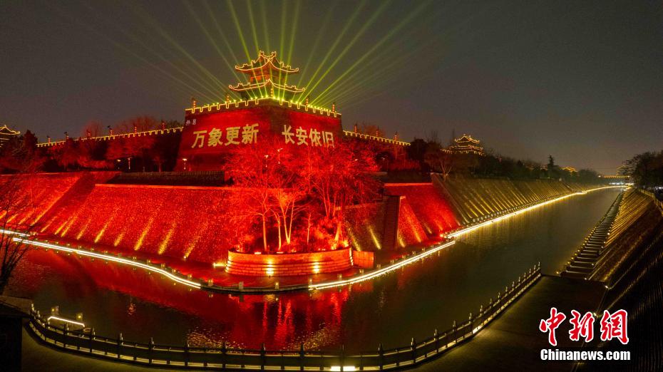 Antica città di Xi'an: lanterne multicolori per la Festa di Primavera 