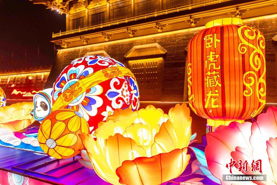 Antica città di Xi'an: lanterne multicolori per la Festa di Primavera 