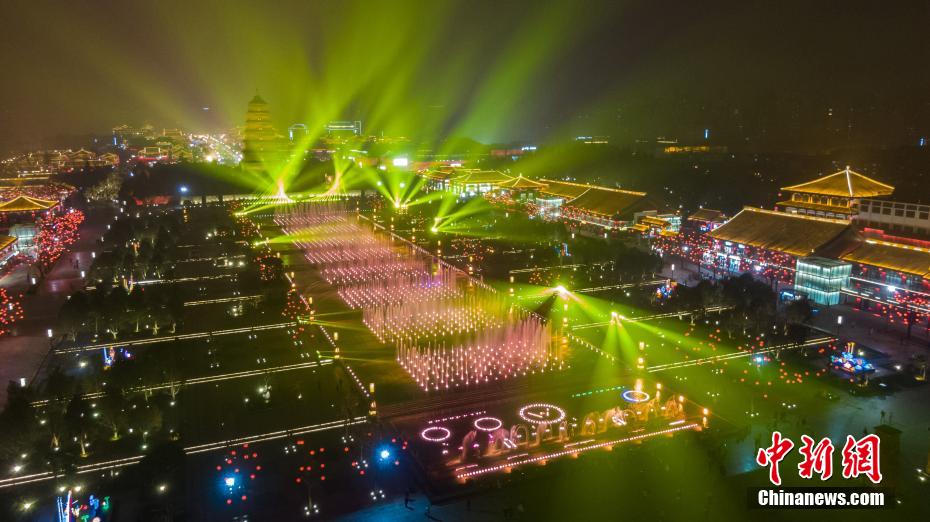 Antica città di Xi'an: lanterne multicolori per la Festa di Primavera 