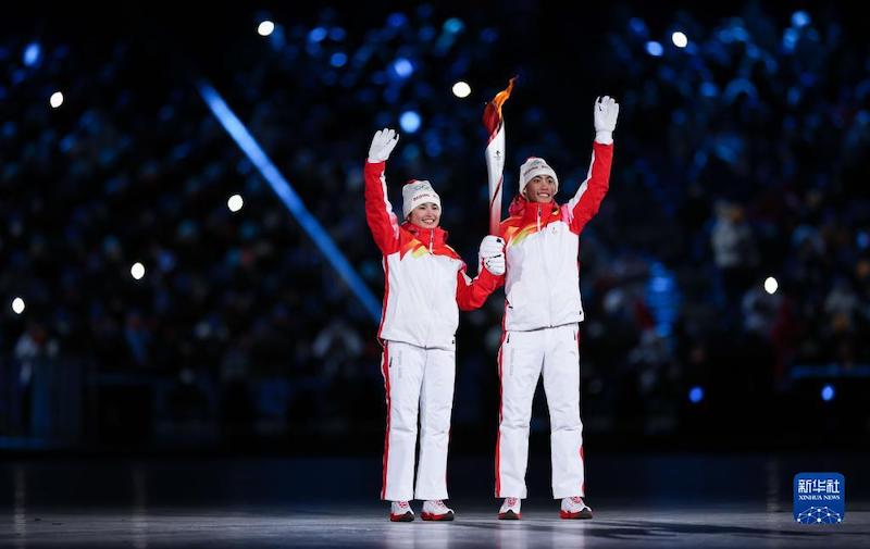 La fiamma olimpica brucia in un fiocco di neve al centro di un cuore