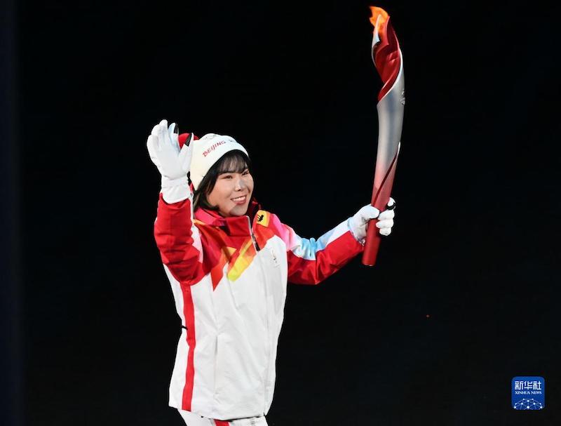 La fiamma olimpica brucia in un fiocco di neve al centro di un cuore
