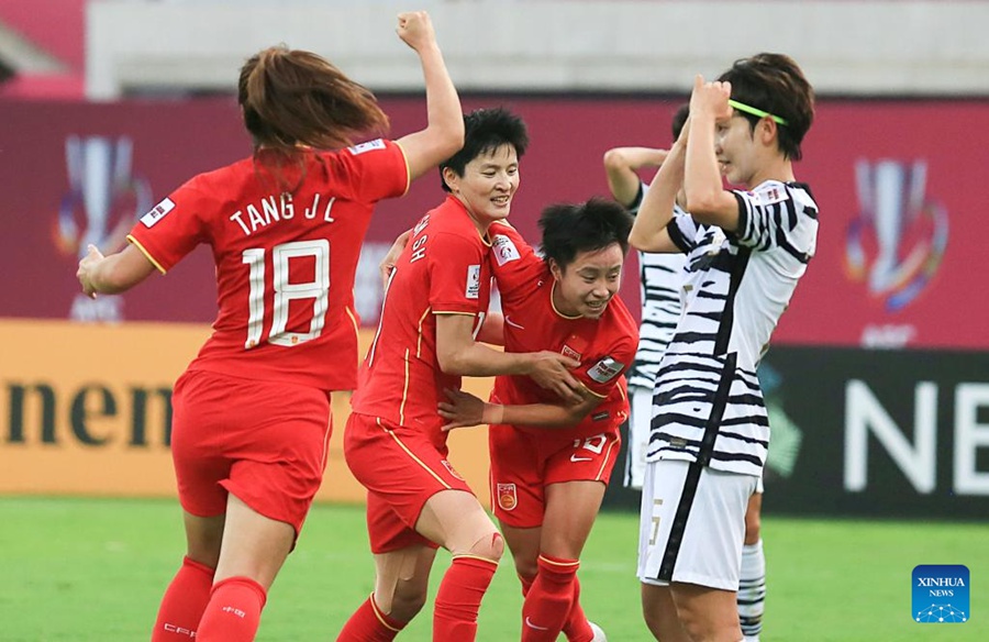 Zhang Linyan (terza a sinistra) festeggia il gol con la compagna di squadra Wang Shanshan (seconda a sinistra) durante la finale. (6 febbrario 2022-Xinhua/Javed Dar)