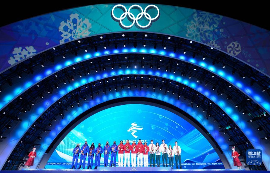 I vincitori della staffetta a squadre miste di pattinaggio di velocità su short track cinesi (al centro), italiani (a sinistra) e ungheresi (a destra) festeggiano alla cerimonia di premiazione a Beijing. La Cina ha vinto la medaglia d'oro, l'Italia l'argento e l'Ungheria il bronzo. (6 febbraio 2022 - Xinhua/Ju Huanzong)
