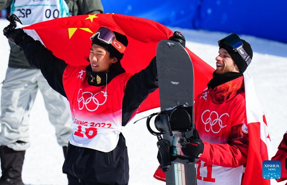 Su Yiming (a sinistra) e Max Parrot festeggiano dopo la finale dello snowboard slopestyle maschile al Genting Snow Park di Zhangjiakou, nella provincia dello Hebei, Cina settentrionale. (7 febbraio 2022 - Xinhua/Xu Chang)