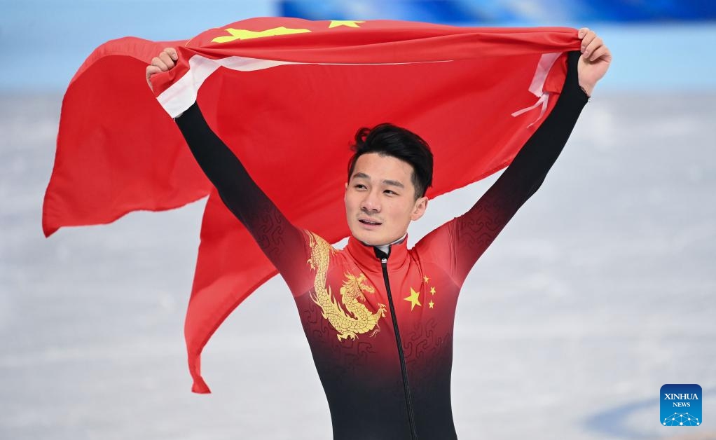 Ren Ziwei della Cina festeggia dopo la finale maschile di 1.000 m di pattinaggio di velocità su pista corta al Capital Indoor Stadium di Beijing. (7 febbraio 2022-Xinhua/Xiong Qi)