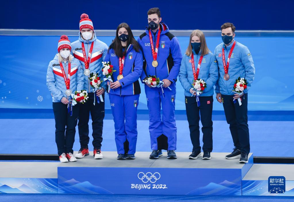 Italia conquista la medaglia d'oro nel doppio misto di curling