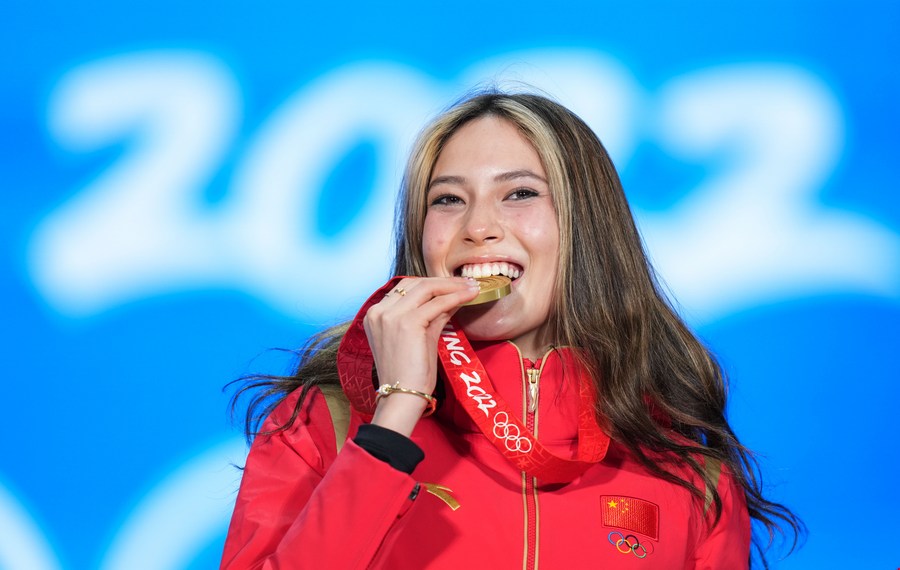 La medaglia d'oro Gu Ailing durante la cerimonia di premiazione del freeski femminile Big Air. (8 febbraio 2022 - Xinhua/Ju Huanzong)