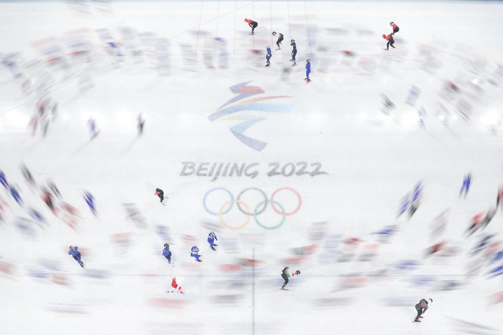 Foto a esposizione multipla degli atleti in riscalsamento prima della finale di pattinaggio di velocità su pista corta maschile di 1.500 m al Capital Indoor Stadium di Beijing. (9 febbraio 2022 - Xinhua/Xu Zijian)