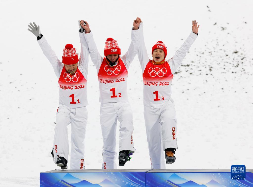 La Cina vince la medaglia d'argento nello sci freestyle a squadre miste aerials