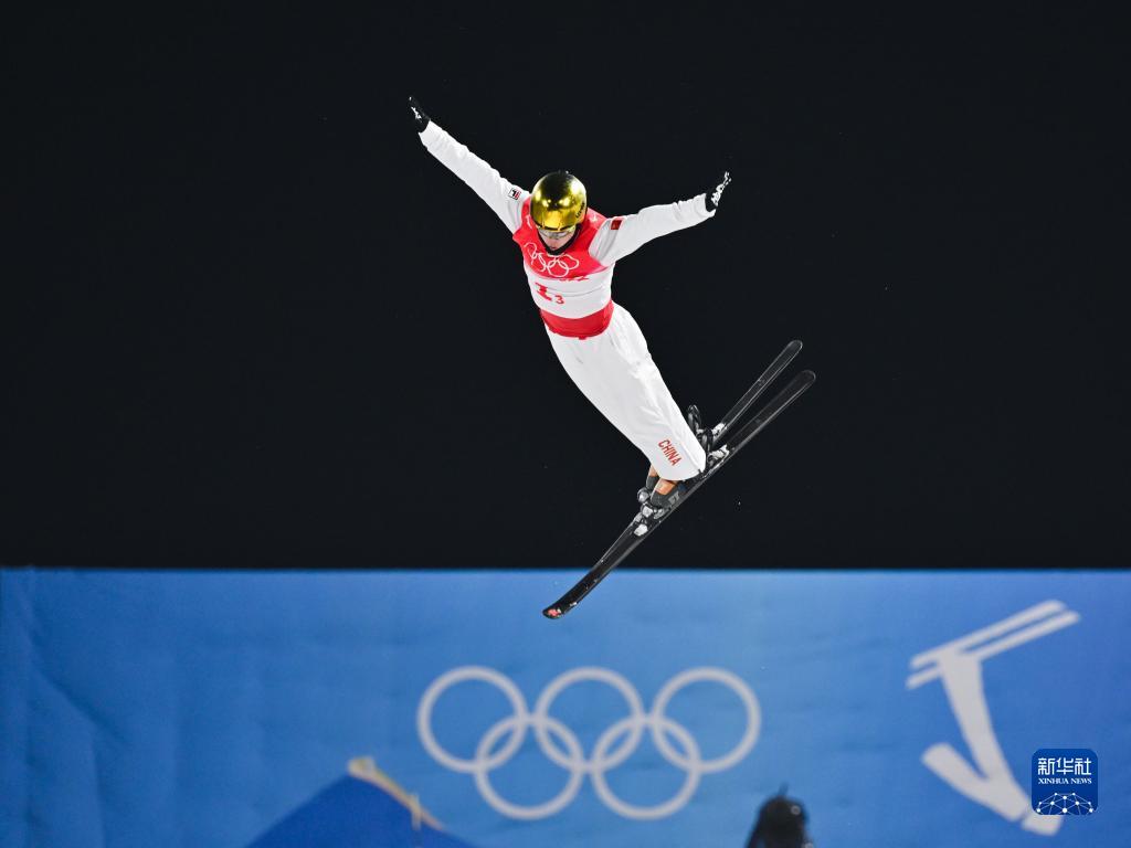 La Cina vince la medaglia d'argento nello sci freestyle a squadre miste aerials