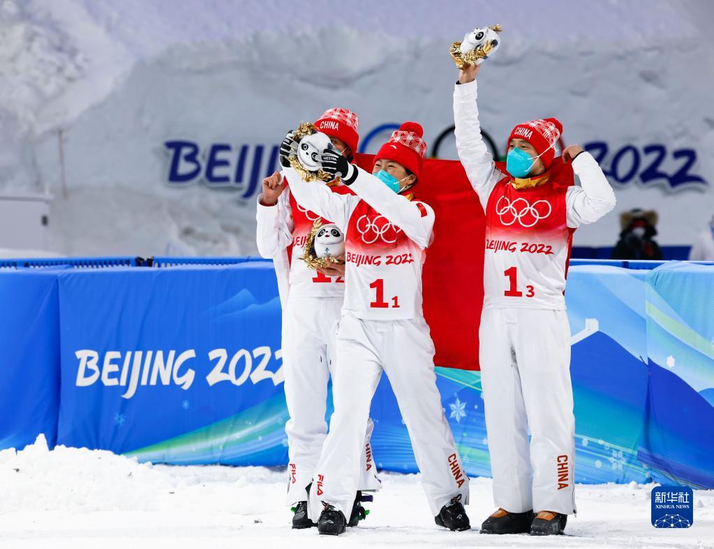 La Cina vince la medaglia d'argento nello sci freestyle a squadre miste aerials