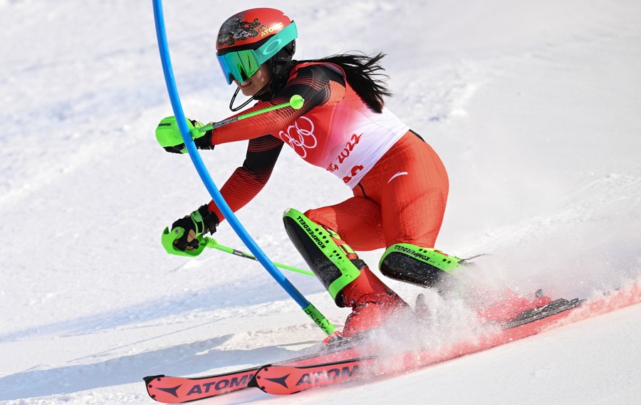 La cinese Kong Fanying gareggia durante lo slalom femminile di sci alpino presso il National Alpine Skiing Center nel distretto di Yanqing, Beijing. (9 febbraio 2022 - Xinhua/Lian Zhen)