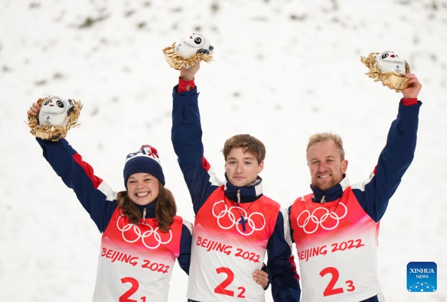 Atleti statunitensi, Ashley Caldwell, Christopher Lillis e Justin Schoenefeld (da sinistra a destra) festeggiano dopo la finale di salti a squadre miste di sci freestyle presso il Genting Snow Park a Zhangjiakou, della provincia dello Hebei. (Xinhua/Xue Yubin)