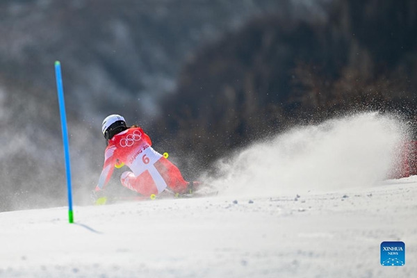 Un atleta gareggia durante lo slalom femminile di sci alpino delle Olimpiadi Invernali di Beijing 2022 presso il Centro nazionale di sci alpino nel distretto Yanqing di Beijing. (9 febbraio 2022 - Xinhua)