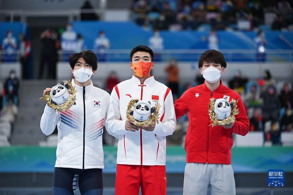 Cina: medaglia d'oro in pattinaggio di velocità maschile nelle Olimpiadi Invernali
