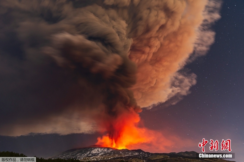 Italia: l'Etna in eruzione con spettacolari fulmini vulcanici