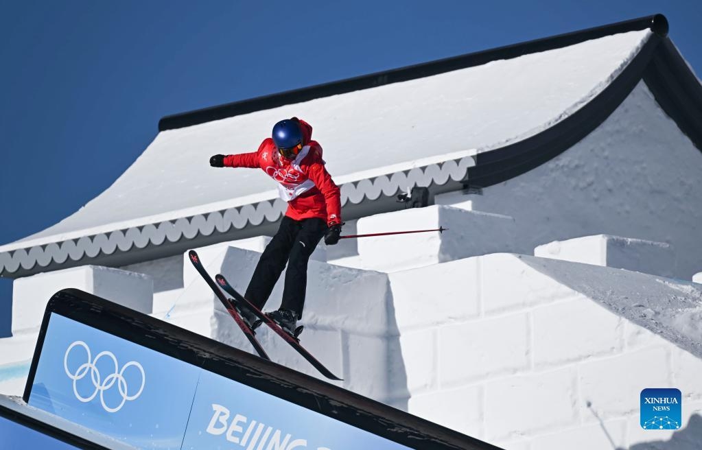 Gu Ailing gareggia durante la qualificazione freeski slopestyle femminile delle Olimpiadi Invernali di Beijing 2022 al Genting Snow Park di Zhangjiakou, nella provincia dello Hebei. (14 febbraio 2021 - Xinhua/Xiao Yijiu)