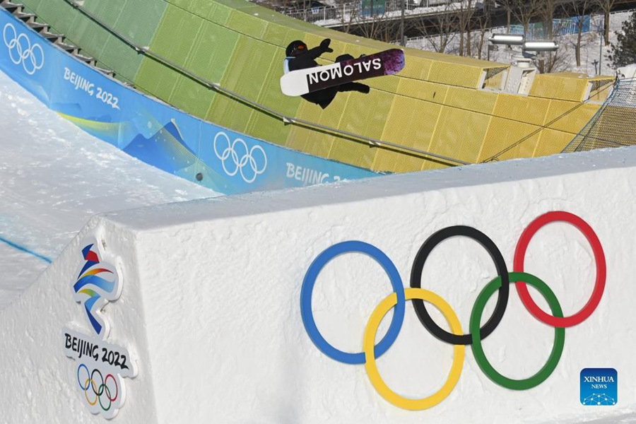 Beijing 2022: la cinese Rong Ge si qualifica per le finali di Snowboard Big Air