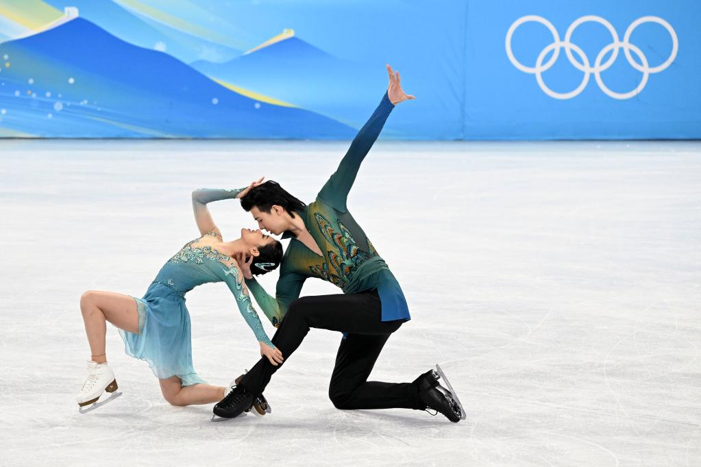 Wang Shiyue e Liu Xinyu si esibiscono durante la gara di danza libera su ghiaccio al Capital Indoor Stadium di Beijing. (Xinhua/Ma Ning)
