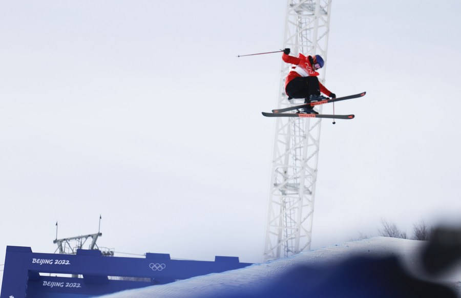 Beijing 2022: Le cinesi Gu, Zhang e Li entrano nella finale dell'halfpipe di freeski femminile