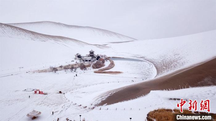 Dunhuang, il deserto si sveglia ricoperto di neve