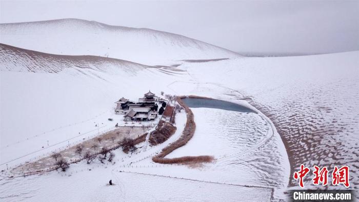 Dunhuang, il deserto si sveglia ricoperto di neve