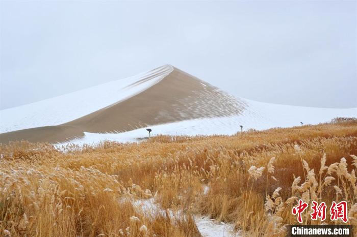 Dunhuang, il deserto si sveglia ricoperto di neve
