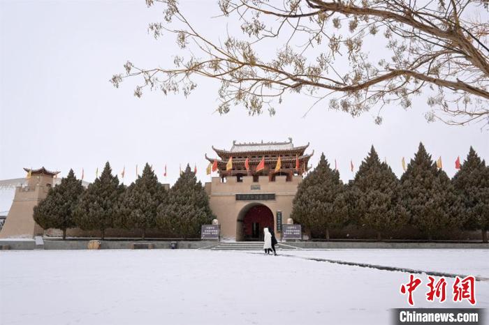 Dunhuang, il deserto si sveglia ricoperto di neve