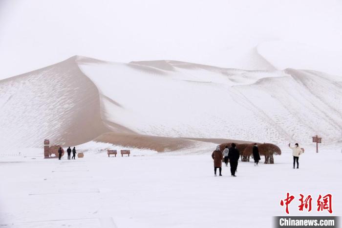 Dunhuang, il deserto si sveglia ricoperto di neve