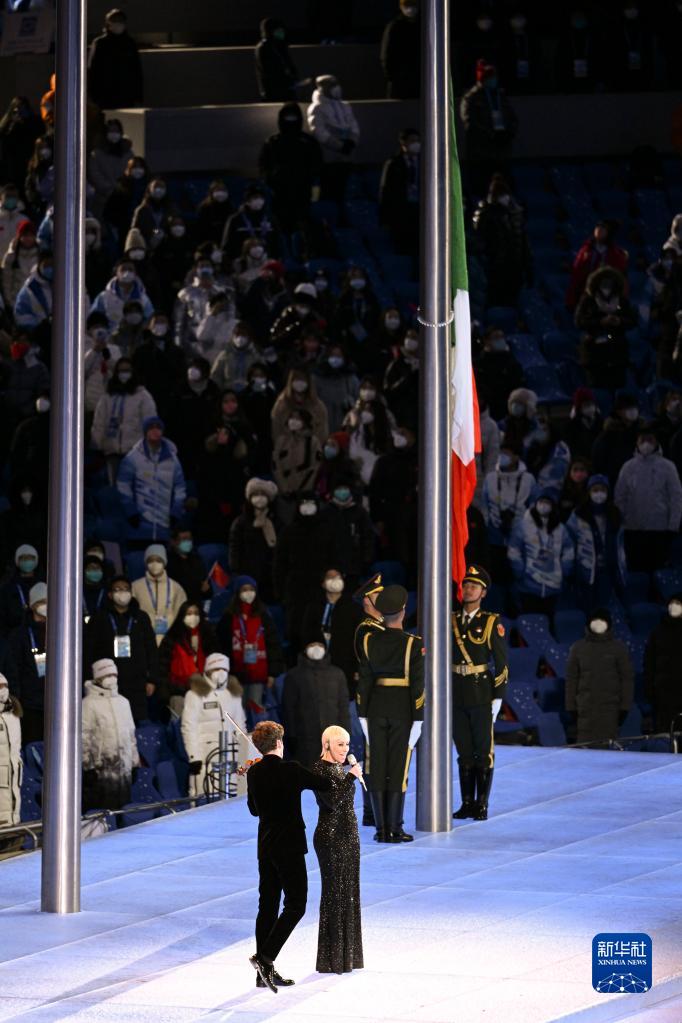 Consegna della bandiera olimpica e le Olimpiadi invernali sono entrate nell'ora italiana