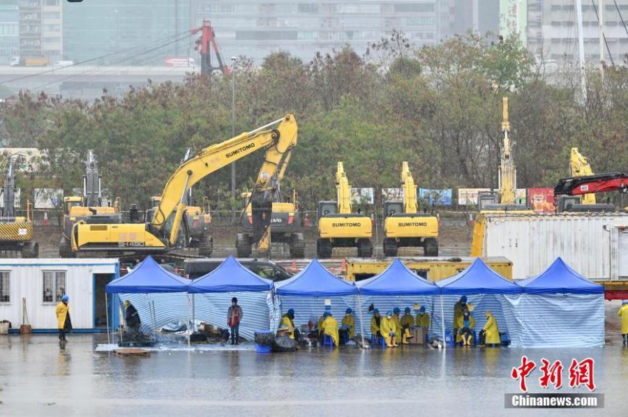 Il cantiere di una struttura comunitaria per l'isolamento e il trattamento dei pazienti contagiati di Covid-19. (China News Service/Li Zhihua)