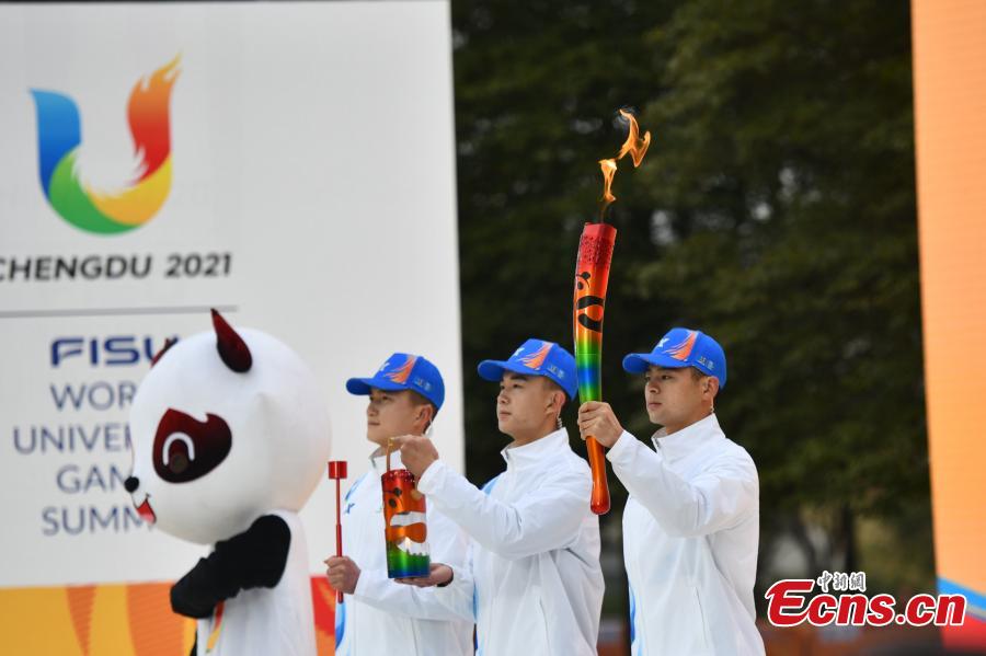 I FISU (Federazione Internazionale Sport Universitari) World University Games di Chengdu 2021 danno il benvenuto alla fiamma in arrivo da Torino al Jinsha Site Museum di Chengdu, provincia del Sichuan. (25 febbraio 2022 - China News Service/Zhang Lang)