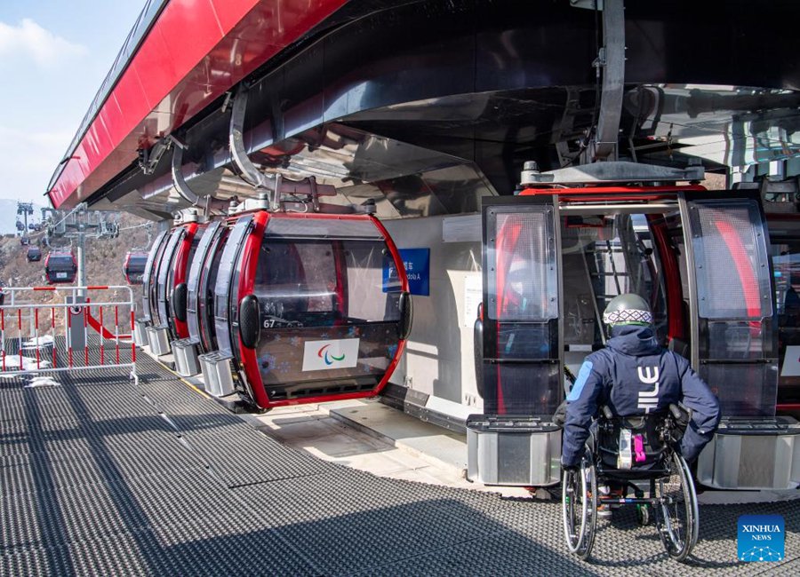 Un atleta si prepara a salire a bordo della funivia presso il Centro Nazionale di Sci Alpino cinese nel distretto di Yanqing. (28 febbraio 2022-Xinhua/Sun Fei)