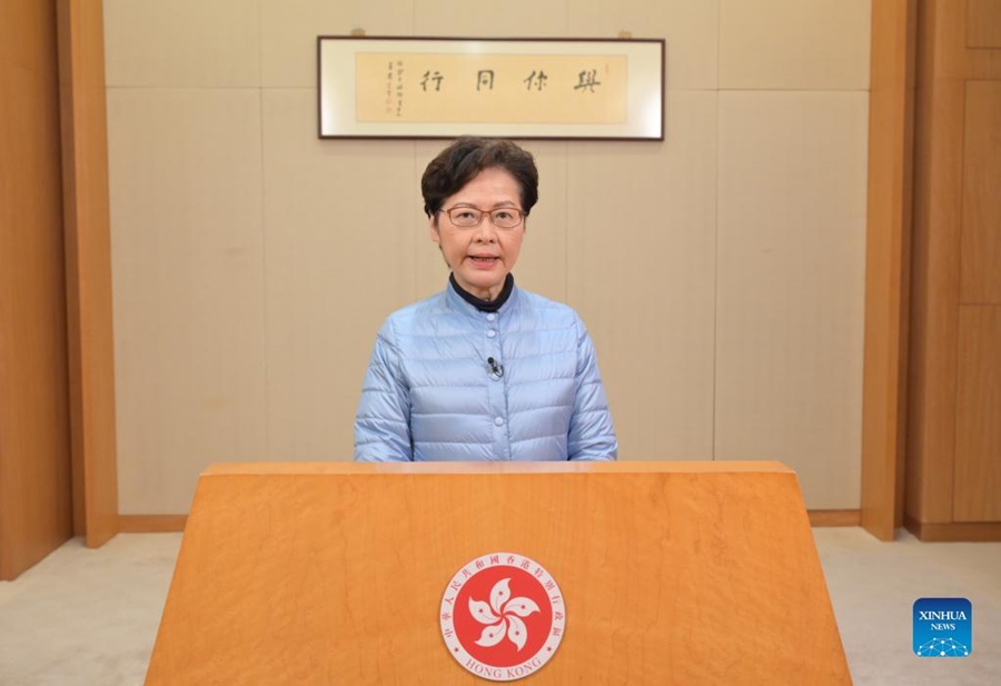 Carrie Lam, amministratrice delegata della Regione amministrativa speciale di Hong Kong (HKSAR), parla in un video discorso a Hong Kong, Cina meridionale. (28 febbraio 2022 – Su concessione del Dipartimento dei Servizi Informativi del Governo della HKSAR/Xinhua)