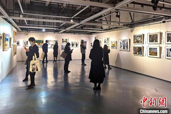Il pubblico visita la mostra fotografica a Chongqing. (28 febbraio 2022 - China News Service/Li Keyi)