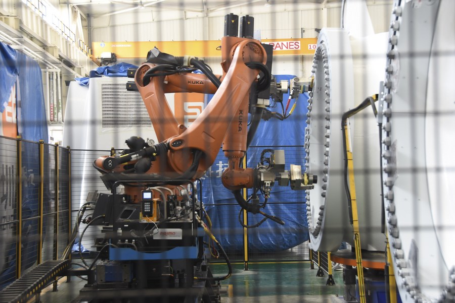 Un braccio robotico al lavoro in una società di apparecchiature per l'energia eolica ad Hami, nella regione autonoma uigura dello Xinjiang, nella Cina nord-occidentale. (5 maggio 2020 - Xinhua/Du Gang)
